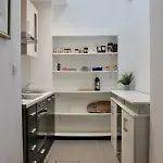 Апартаменты Boutique Mia, Amazing Location With Parking
